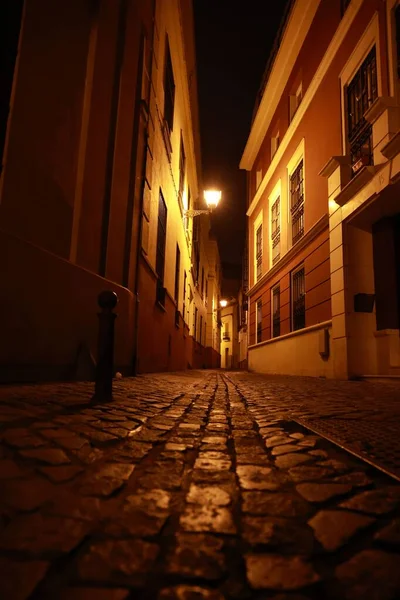 Spanya Seville Boş Sokakları Gün Doğmadan Önce Loş Işıkta — Stok fotoğraf