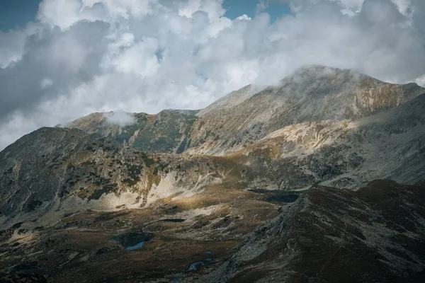 Bulutlu Gökyüzünün Altında Kayalık Tepeleri Olan Büyük Dağlardan Oluşan Güzel — Stok fotoğraf