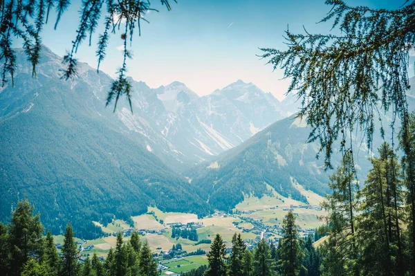 Een Schilderachtig Uitzicht Een Landschap Met Prachtige Bergen Dalen — Stockfoto