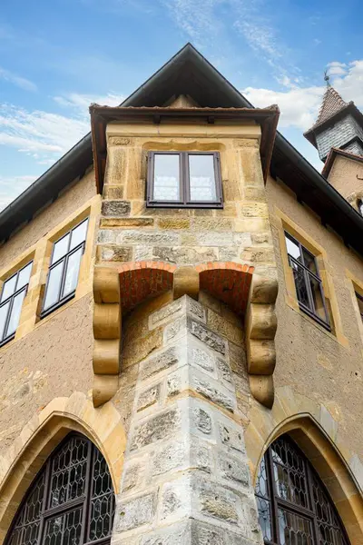 蓝天下一座中世纪老楼的窗台垂直低角截图 — 图库照片