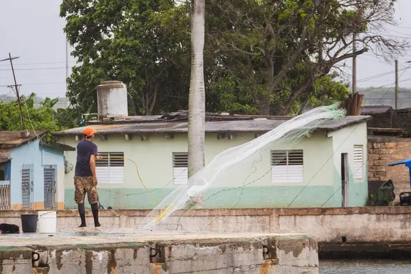 Homme Attrape Poisson Jette Filet Dans Mer Cuba — Photo