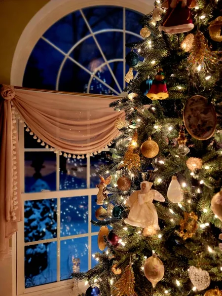 Eine Vertikale Aufnahme Des Schön Geschmückten Weihnachtsbaums Vor Einem Fenster — Stockfoto
