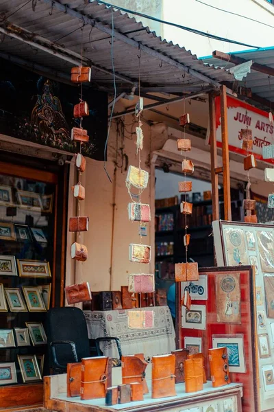 印度乌代普尔皮革制品商店的一个垂直镜头 — 图库照片