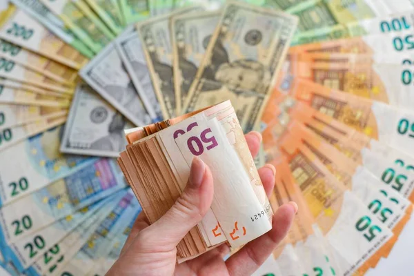 Mano Humana Que Sostiene Los Billetes Euros Contexto Los Billetes —  Fotos de Stock