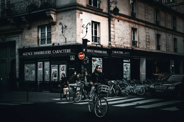 Люди Едут Велосипедах Улицам Парижа Франция — стоковое фото