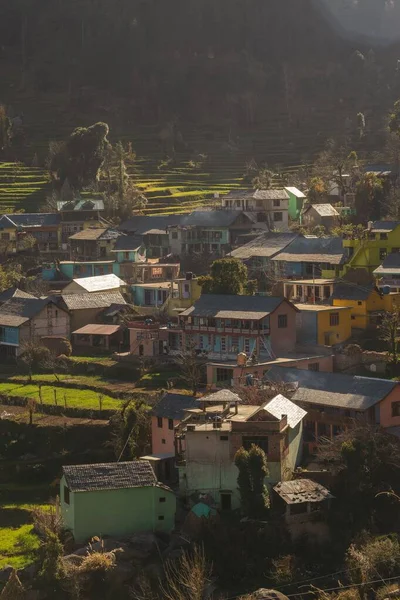 Una Vista Vertical Hermosas Pequeñas Casas Suburbanas Rodeadas Verdes Paisajes — Foto de Stock
