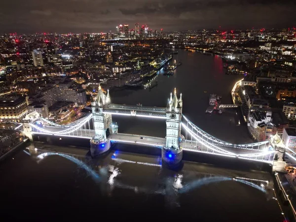 夜のロンドンタワーブリッジの空中ビュー — ストック写真