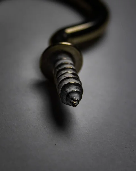 Вертикальный Снимок Спиральных Канавок Настенного Крючка — стоковое фото