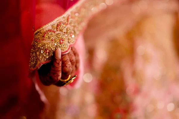 Schöne Indische Braut Traditioneller Hinduistischer Hochzeitskleidung Mit Lehnga Brautarmbändern Und — Stockfoto