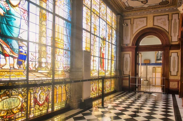 查普尔特佩克城堡内色彩斑斓的玻璃窗美景 — 图库照片