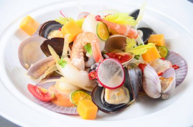 Çeşitli malzemelerle renkli deniz ürünleri.