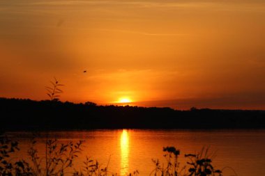 Doğa manzarası, gölün üzerindeki gün batımı.