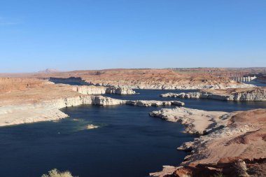 Kayalık kayalıklarla çevrili bir göl manzarası.