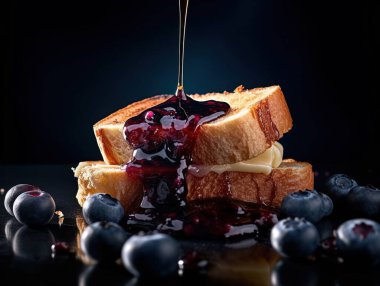 Reçelli ve yaban mersinli ekmek dilimleri