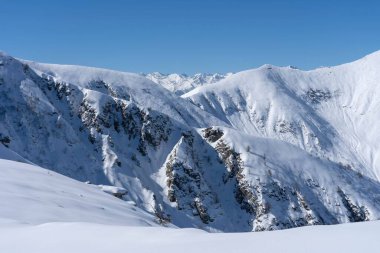 Karla kaplı kış dağları ve güzel mavi gökyüzü