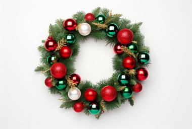 Parlak süslemelerle süslenmiş renkli Noel çelengi.