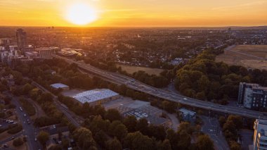 Gün batımında M4 Brentford 'un hava görüntüsü, Batı Londra, İngiltere, Birleşik Krallık