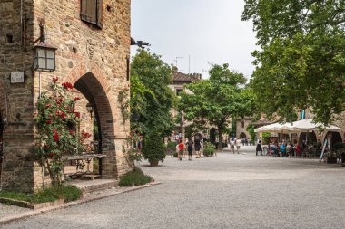 Grazzano Visconti 'nin 20. yüzyılda ortaçağ tarzında inşa edilen pitoresk köyü, Emilia-Romagna, İtalya