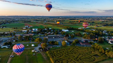 Rengarenk tuvaller yüksekte duruyor, huzurlu gündoğumu saatinde fırlatılmaya hazır..