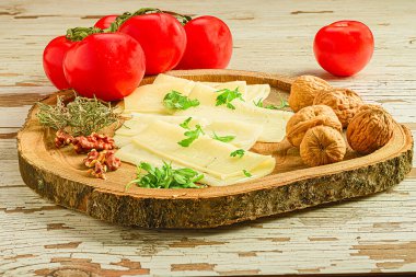 Cevizli, domatesli, maydanozlu ve biberiyeli peynir dilimleri.