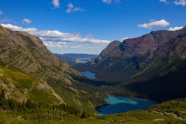 Dağların ve vadilerdeki göllerin manzarası.