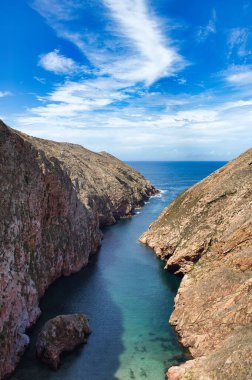 Deniz ve kayalarla dolu güzel doğa manzarası