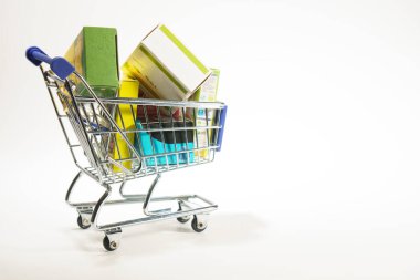 Renkli kutularla dolu alışveriş arabası.