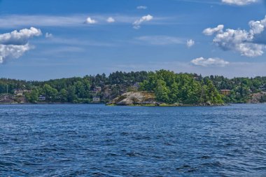Yazın gölü olan güzel doğa manzarası