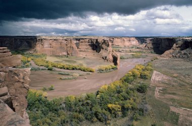 Dramatik gökyüzü ile güzel doğa manzarası