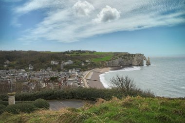 Normandiya 'daki Etretat, ünlü uçurumlar ve çakıl taşı plajındaki iğne ve köy.