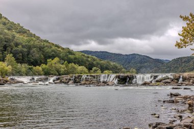 Dalgalı Nehir Şelalelerinin Dinamik Kapanışı