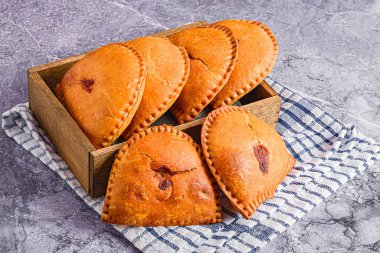 Ahşap kutuda taze pişmiş hamur işleri.