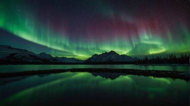 Kuzey ışıkları ve Aurora Borealis ile dolu kuzey gökyüzünün havadan görünüşü