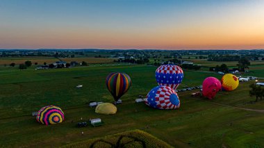 Pensilvanya, birçok sıcak hava balonunun fırlatılması üzerine hava manzarası, sabahın erken saatlerinde, kırsal Amerika 'da bir tarladan 