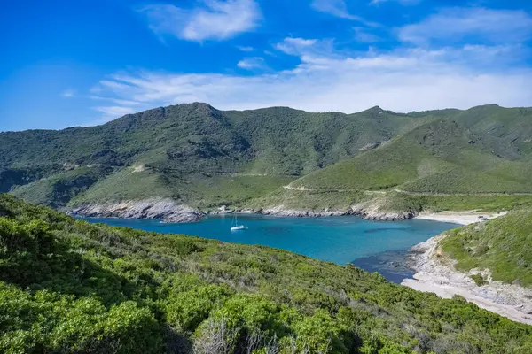 Korsika, başlıktaki deniz manzarası Corse, kayıklı güzel bir dere, şeffaf su, yaz aylarında