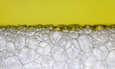 Temiz sıvı yüzeyde kabarcıklar oluşuyor