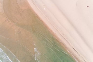 Sabahleyin kumsalda birkaç kişinin hava aracı görüntüsü yaz konseptinde dinlendirici bir zaman.