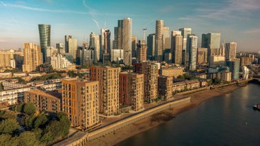 Sabahın erken saatlerinde Londra, İngiltere 'deki Canary Wharf' ın insansız hava aracı çekimi.