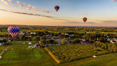 Rengarenk tuvaller yüksekte duruyor, huzurlu gündoğumu saatinde fırlatılmaya hazır..