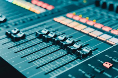 Profesyonel ses kayıt, faders ve ayarlama düğmeleri, TV ekipmanları, seçici odaklı ses karıştırıcı paneli