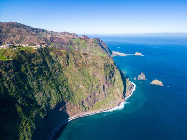 Okyanusa bakan dik bir sahil uçurumunun havadan görünüşü.