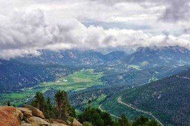 Dağların ve bulutlu vadilerin manzarası.
