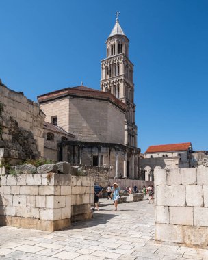 Ayrılalım. Hırvatistan, Ağustos 2023. Diocletian Sarayı 'ndaki çan kulesiyle göz kamaştırıcı bir bölünme katedrali.