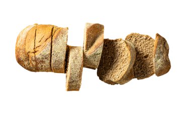 Beyaz arka planda dilimlenmiş siyah ekmek. Avustralya ekmeği