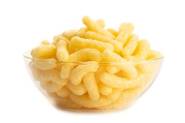 Beyaz arka planda izole edilmiş cam kasede mısır çubukları.