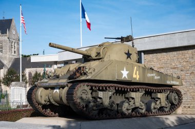 İkinci Dünya Savaşı 'ndan kalma ünlü Amerikan M4 Sherman orta tankının perspektif ön görüntüsü