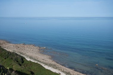 Denizin güzel manzarası ve Normandiya 'daki Longues Sur Mer' in uçurumu.