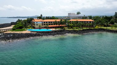 Okyanus yakınlarındaki otelin havadan görünüşü