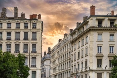 Lyon, merkezde tipik bir cadde, güzel binaları var.