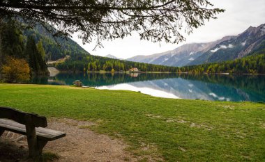 Dağlar ve ağaçlarla çevrili sakin göl